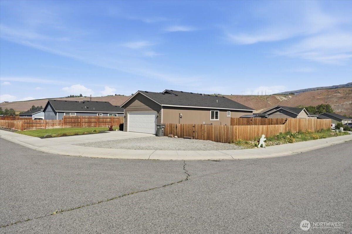 117 Island Loop Road , Rock Island, WA 98850