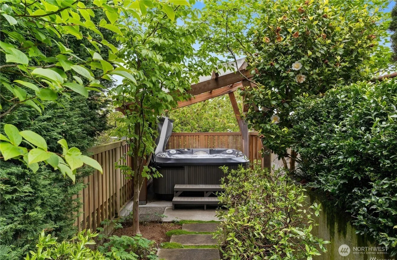 7044 50th Avenue NE, Seattle, WA 98115