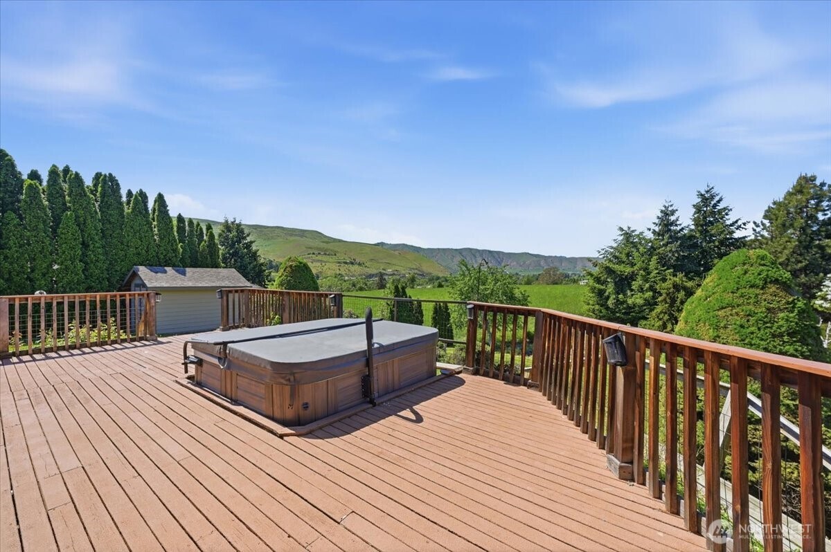 1790 Warm Springs Drive , Wenatchee, WA 98801