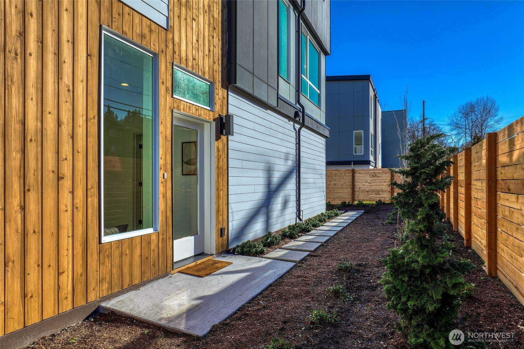 10618 E Riverside Dr , Bothell, WA 98011