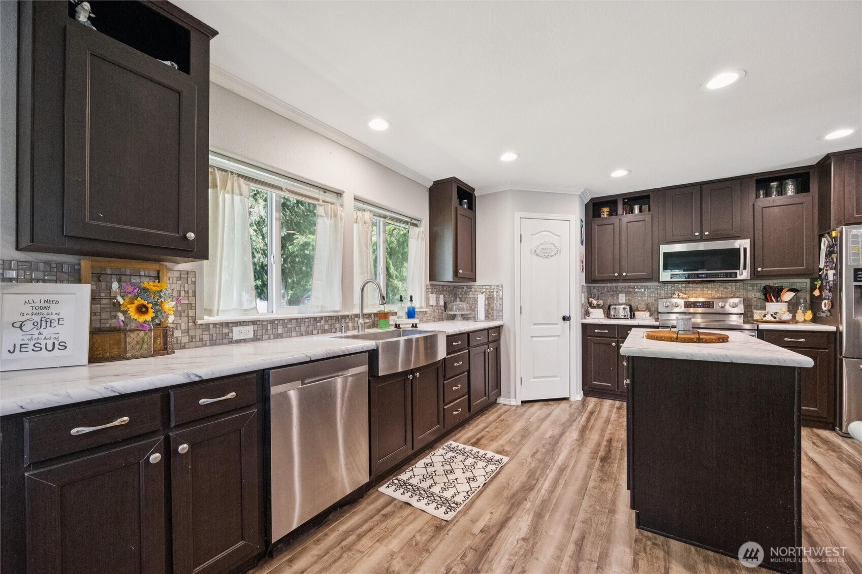 230 Home Town Drive , Kelso, WA 98626