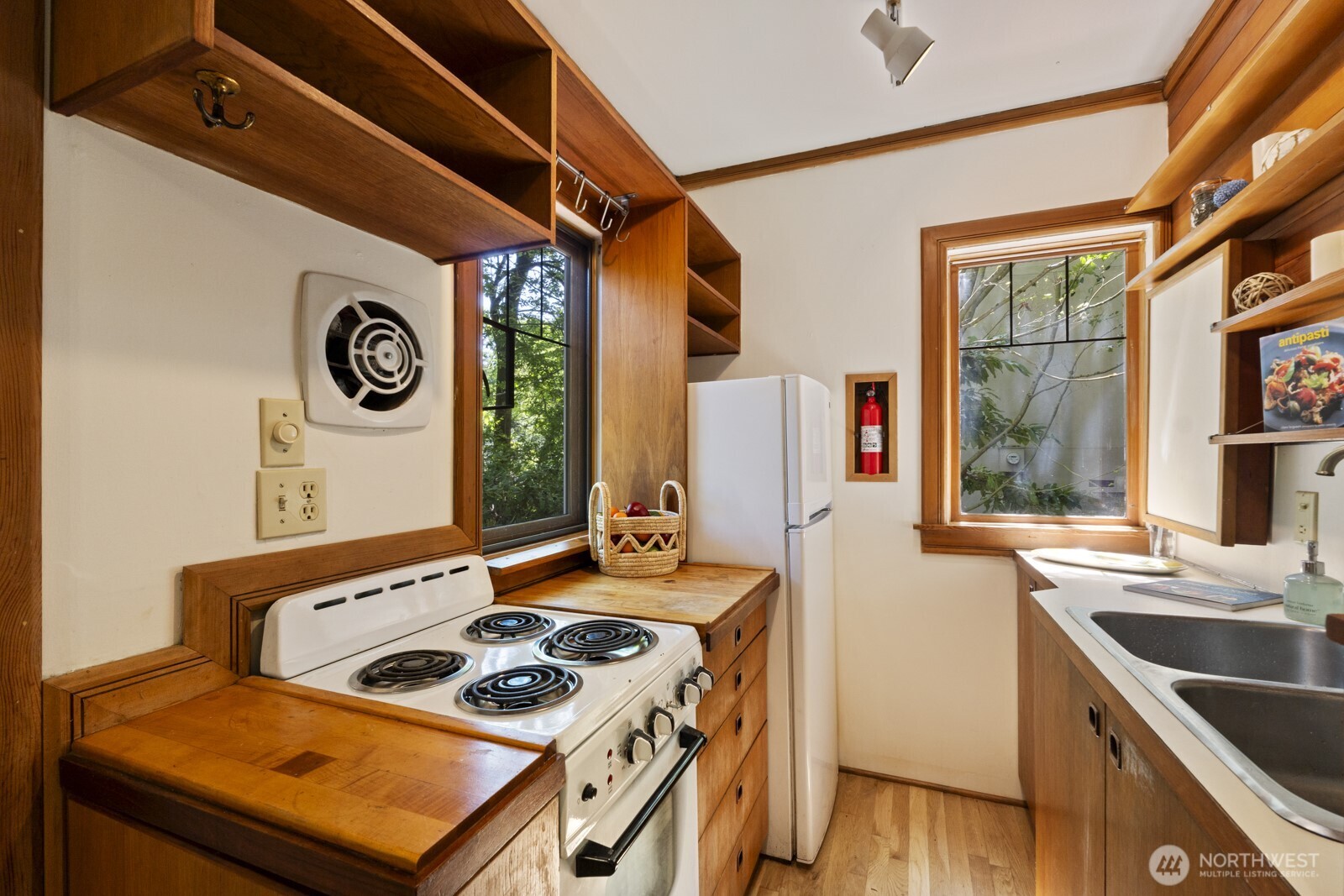 1919 32nd Avenue W, Seattle, WA 98199