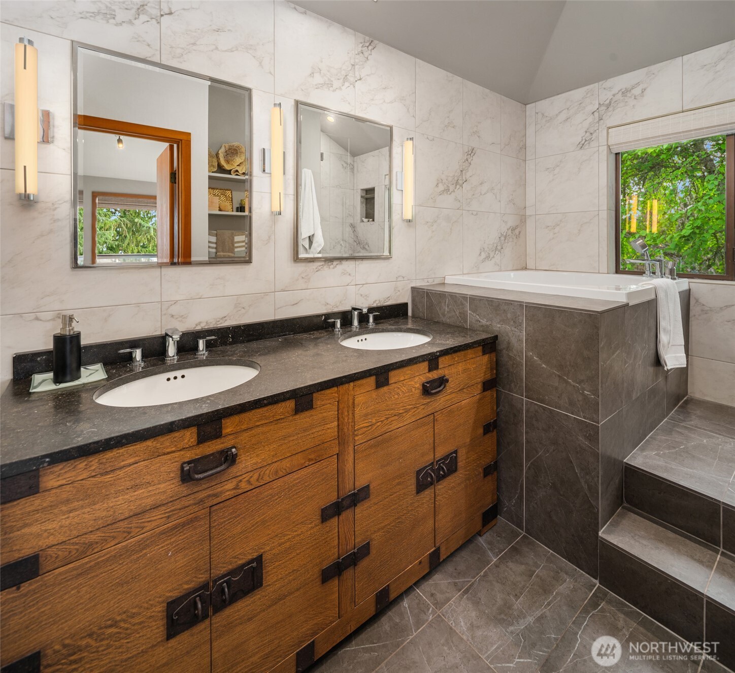 6814 SW Maury Park Rd , Vashon, WA 98070
