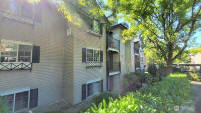 215 9th Street #D201, Kirkland, WA 98033
