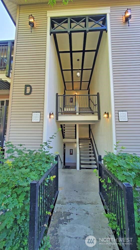 215 9th Street #D201, Kirkland, WA 98033