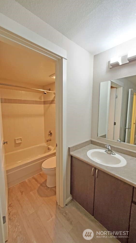 215 9th Street #D201, Kirkland, WA 98033