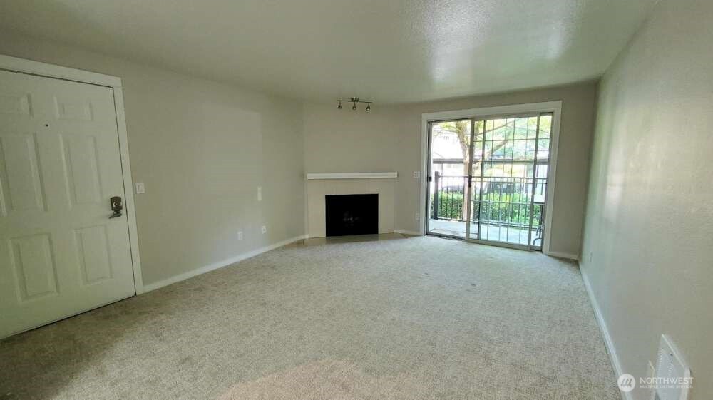 215 9th Street #D201, Kirkland, WA 98033