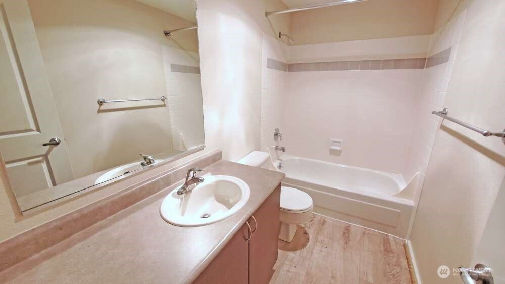 215 9th Street #D201, Kirkland, WA 98033