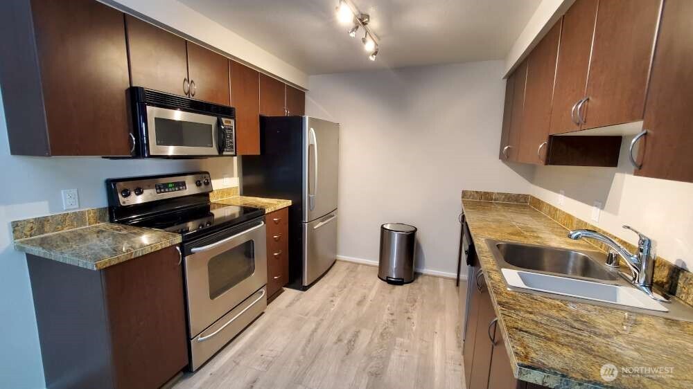 215 9th Street #D201, Kirkland, WA 98033