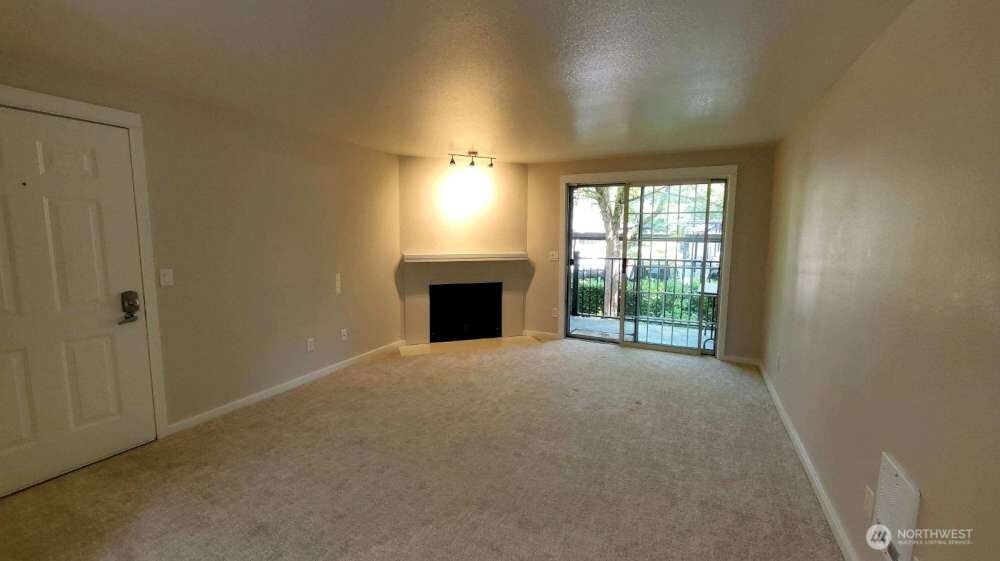 215 9th Street #D201, Kirkland, WA 98033
