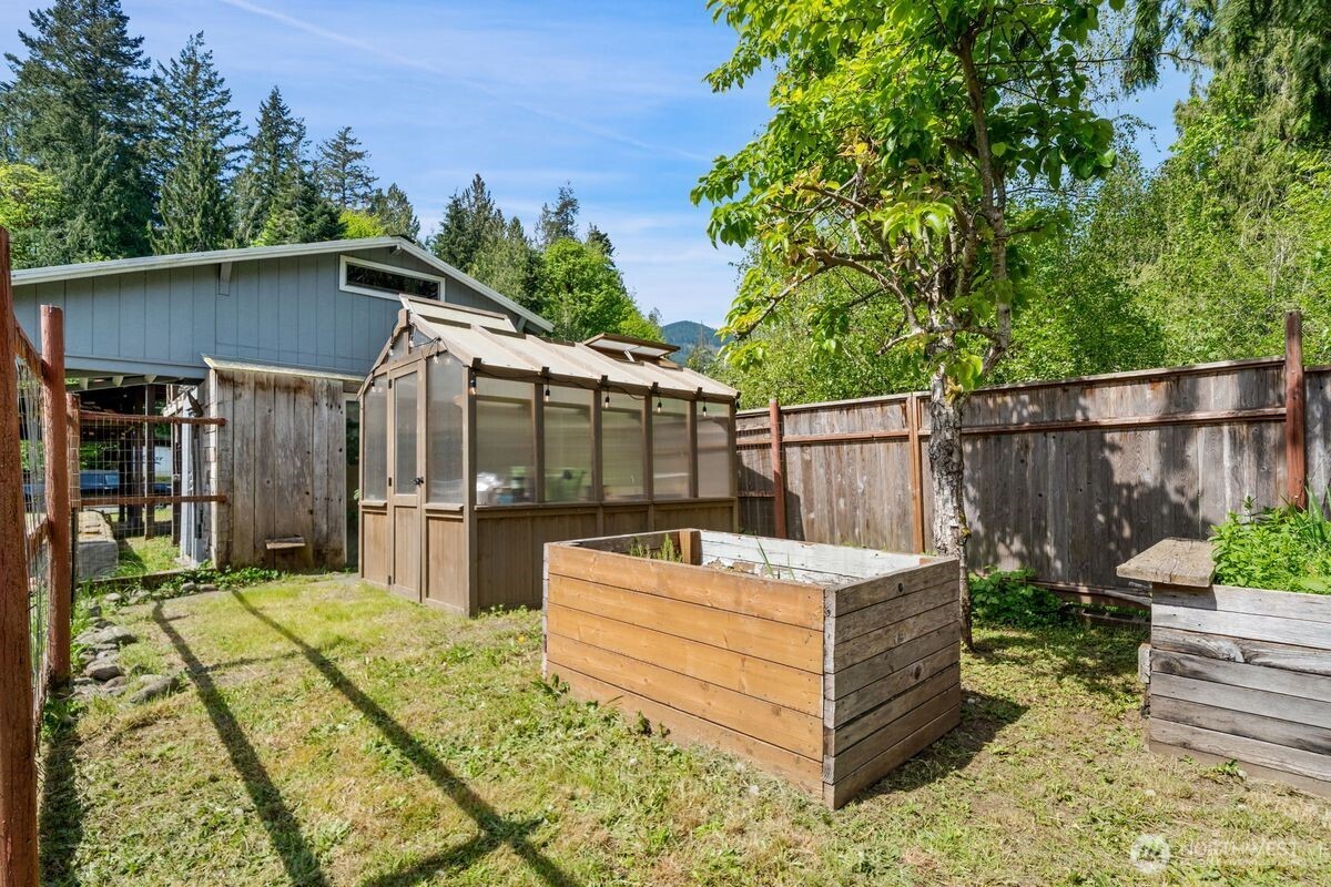 560 Mountain Trail Road , Brinnon, WA 98320