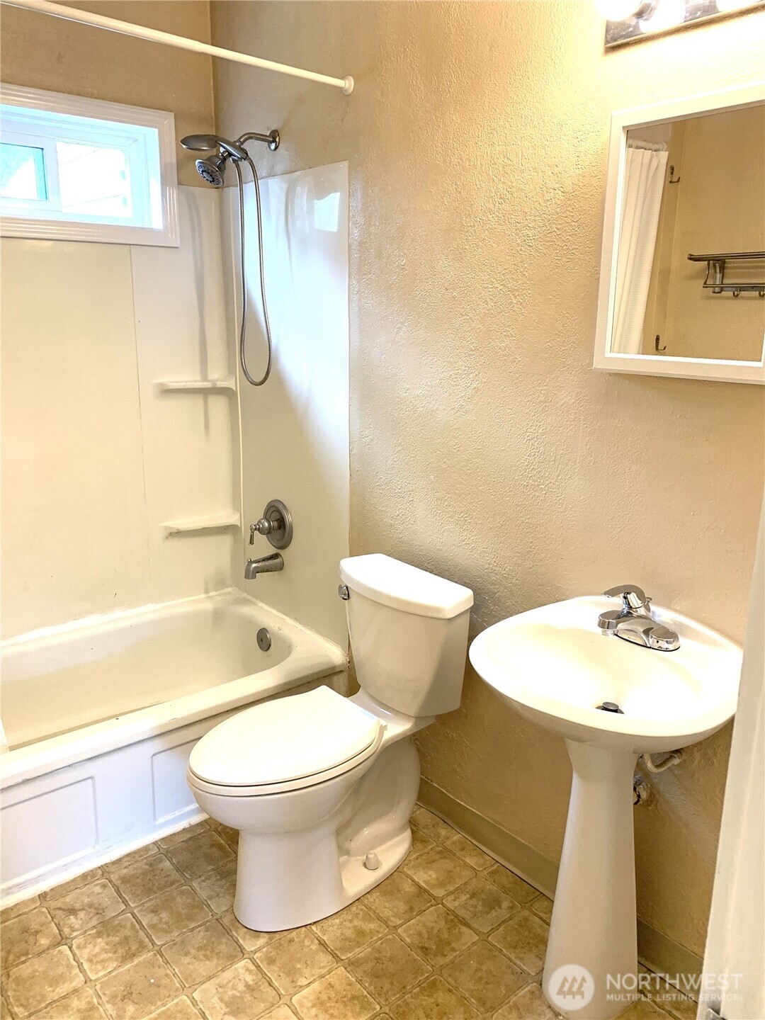1423 S 7th Avenue , Kelso, WA 98626
