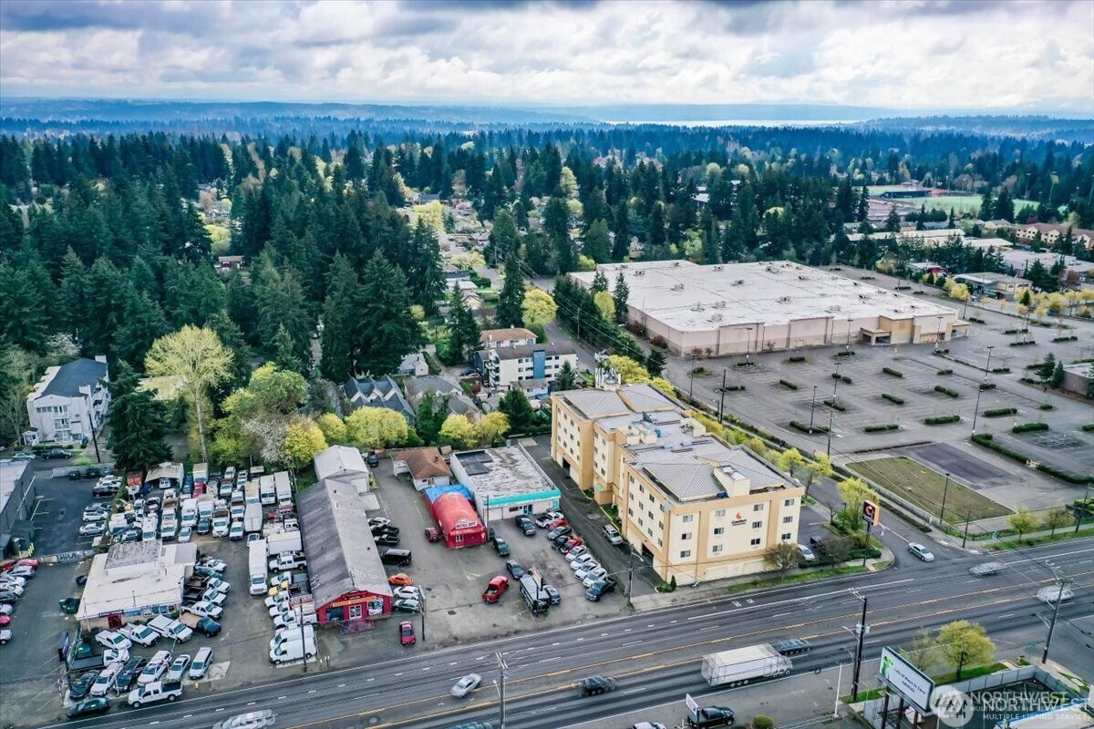 13720 Aurora Avenue N, Seattle, WA 98133