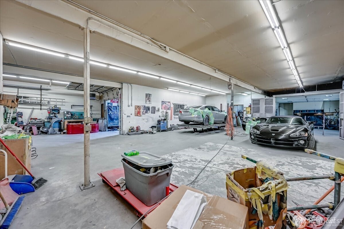 13720 Aurora Avenue N, Seattle, WA 98133