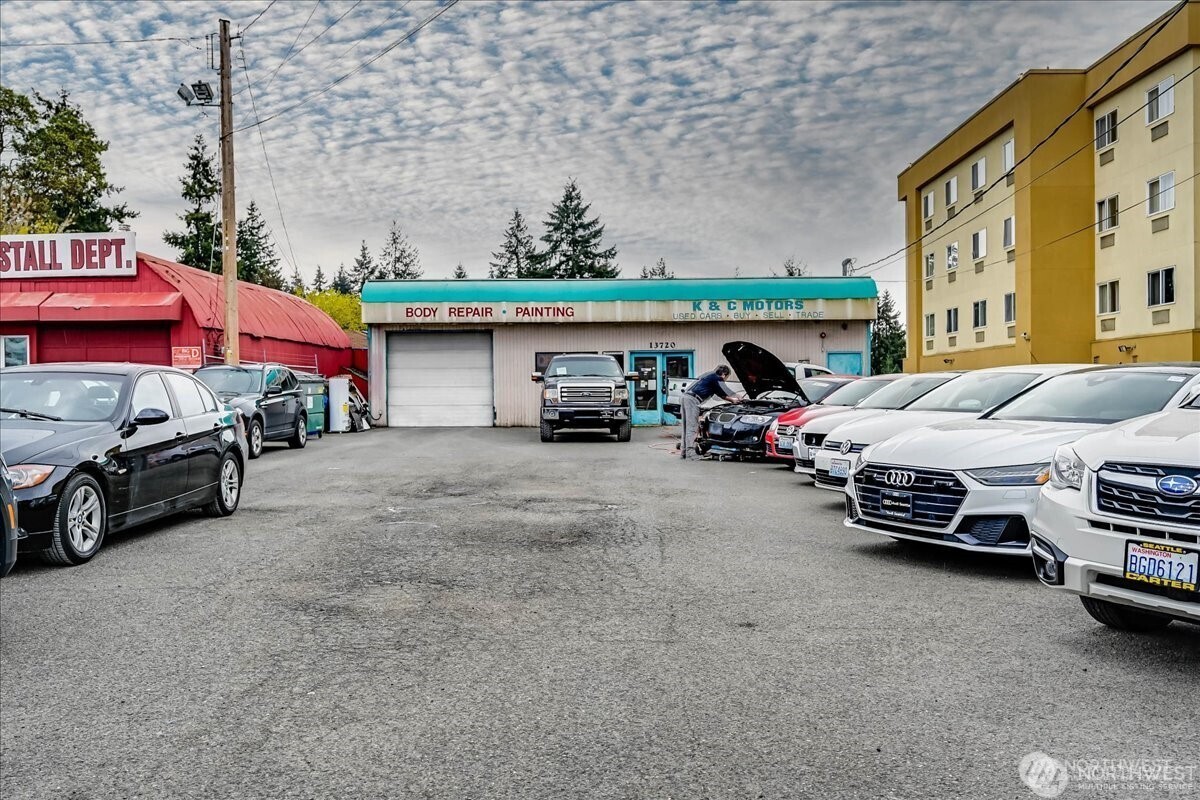 13720 Aurora Avenue N, Seattle, WA 98133