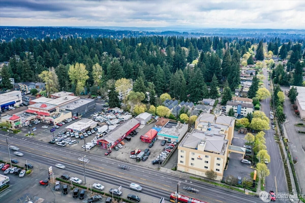 13720 Aurora Avenue N, Seattle, WA 98133