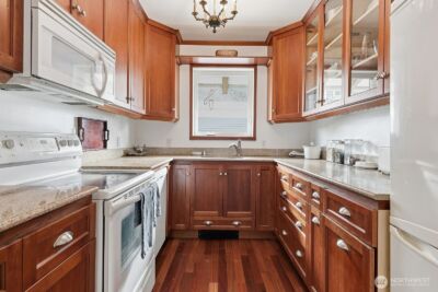 211 14th Avenue E, Seattle, WA 98112 - Photo 11