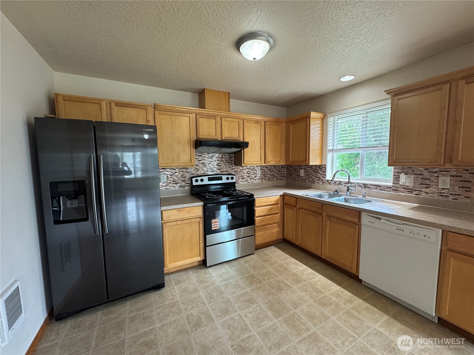 95 Barnes Street , Kelso, WA 98626