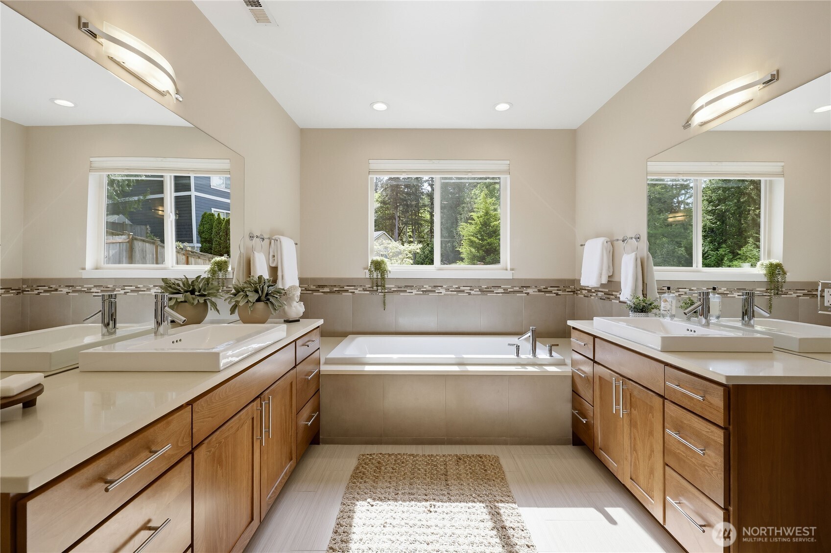 5726 Solana Lane NE, Bainbridge Island, WA 98110-2669