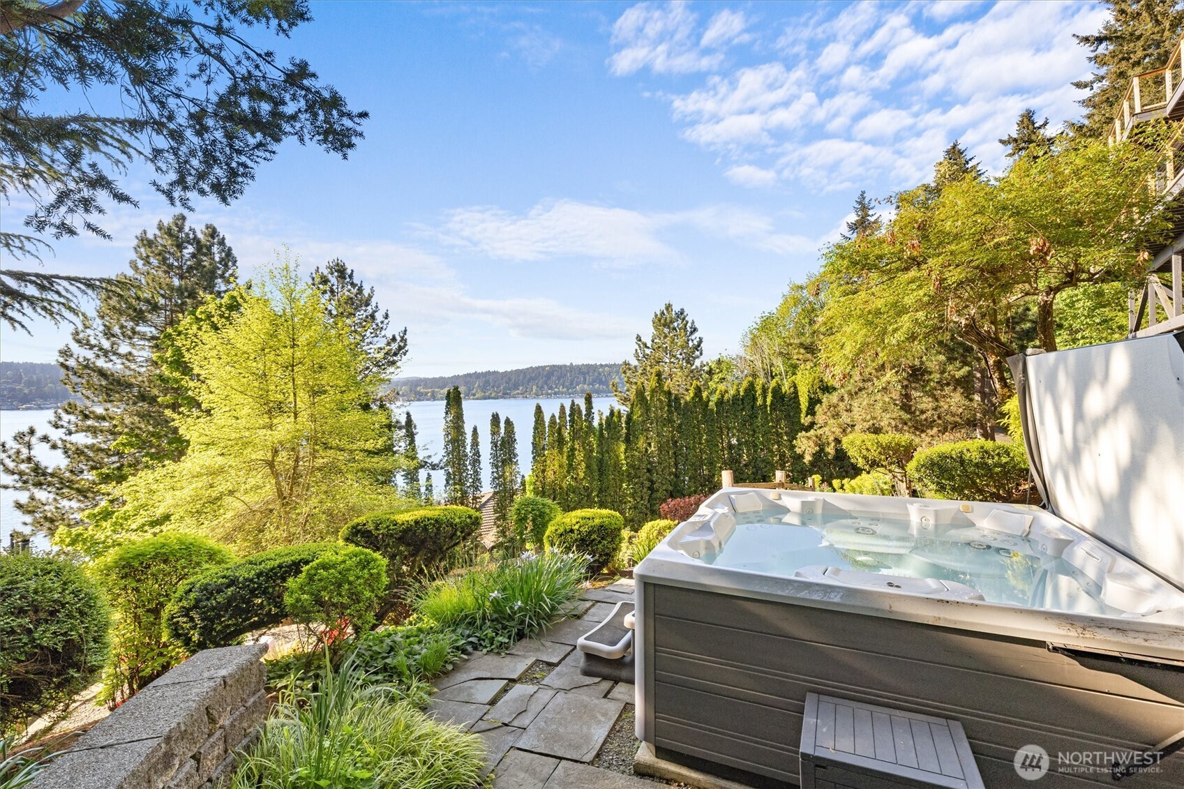5970 NE Arrowhead Drive , Kenmore, WA 98028