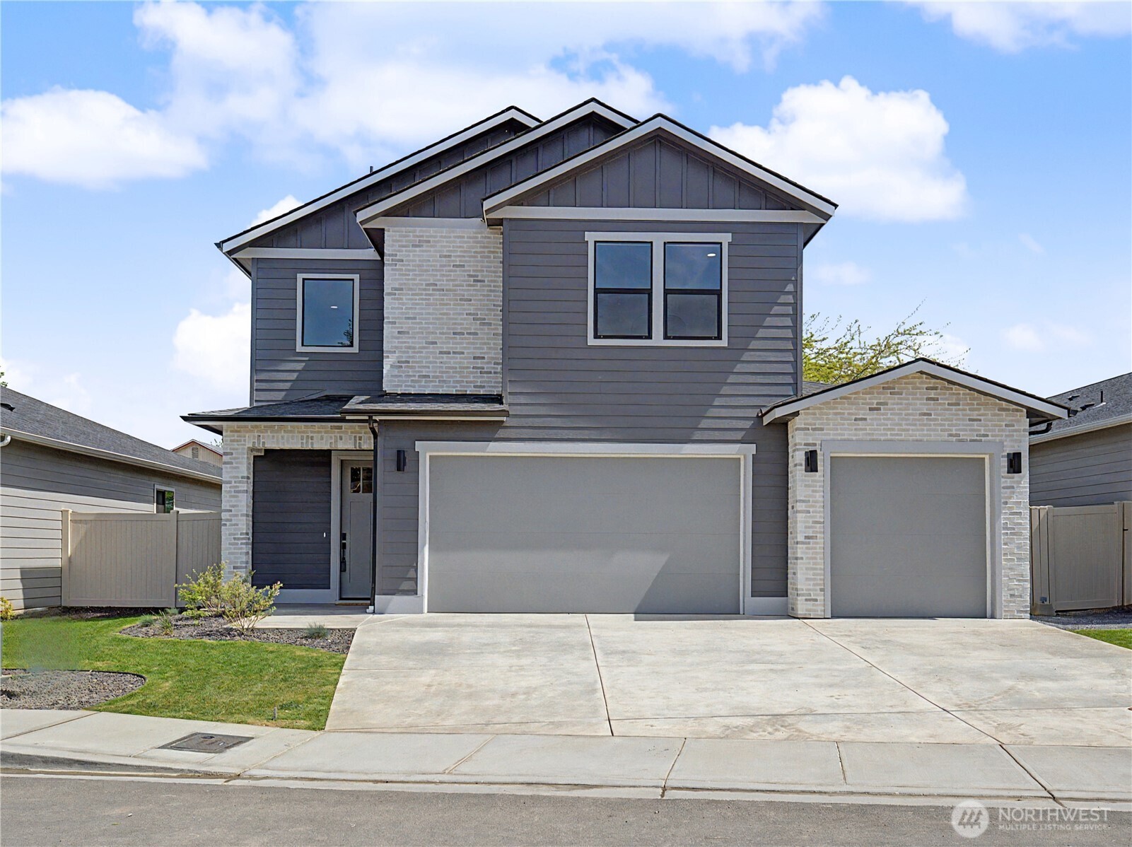 585 S Perry Avenue , East Wenatchee, WA 98802