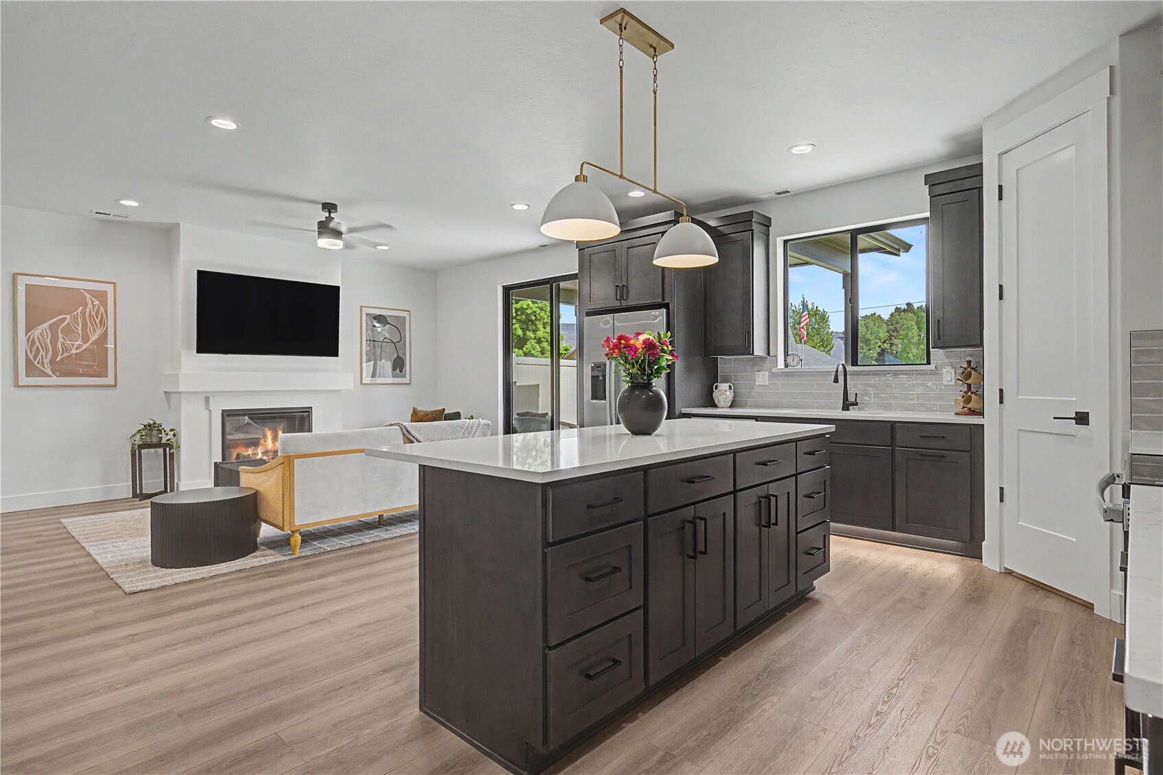 585 S Perry Avenue , East Wenatchee, WA 98802