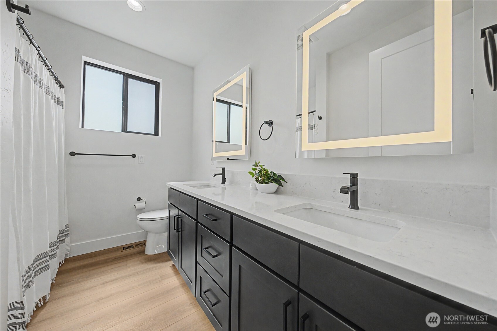 585 S Perry Avenue , East Wenatchee, WA 98802