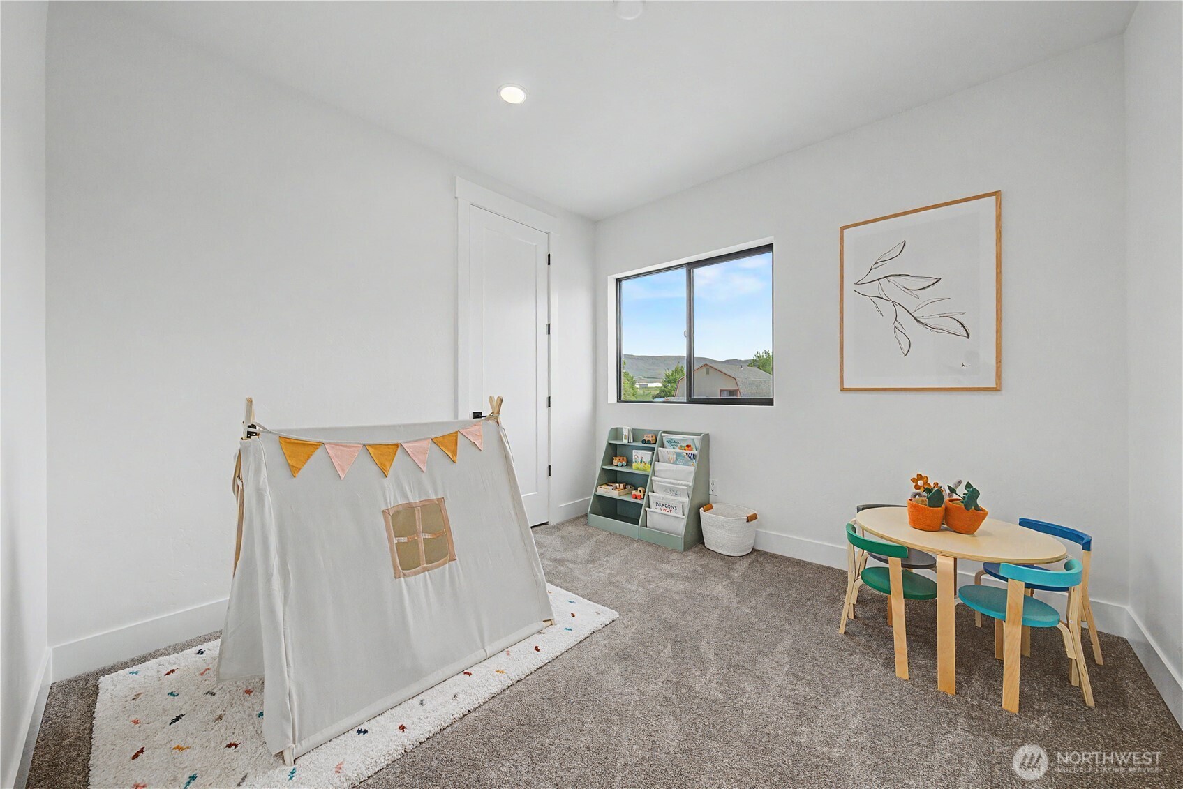 585 S Perry Avenue , East Wenatchee, WA 98802