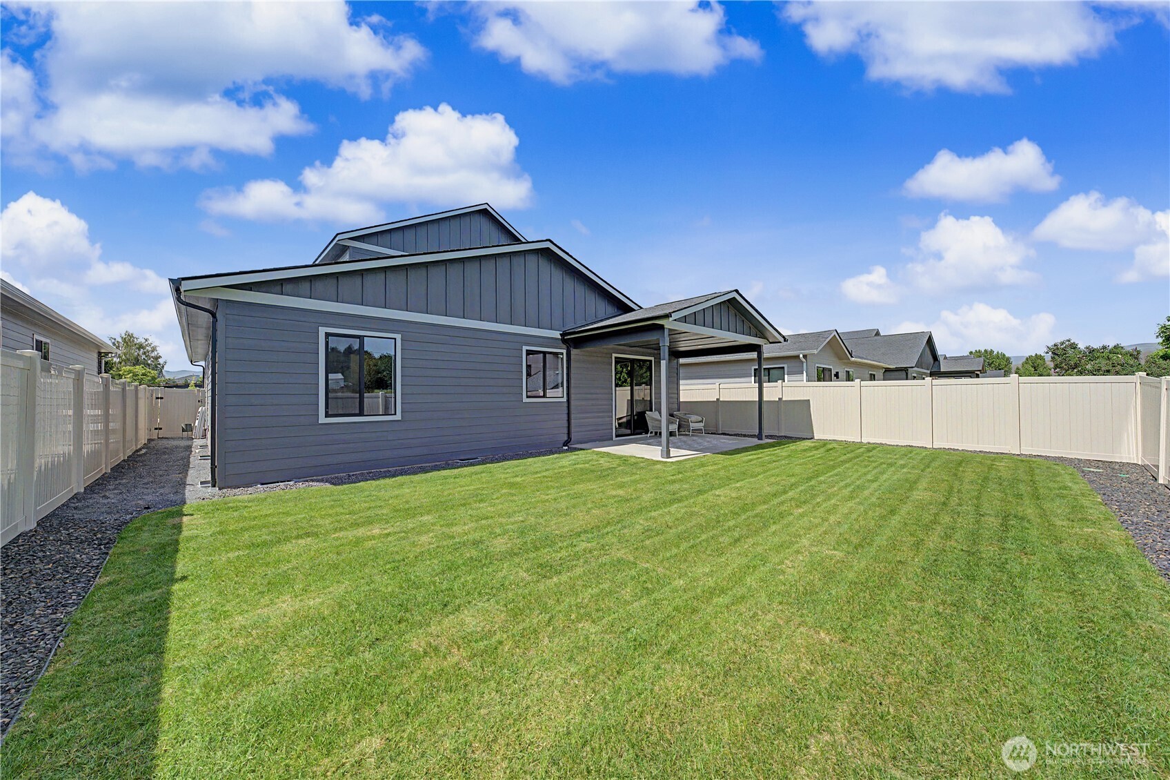 585 S Perry Avenue , East Wenatchee, WA 98802