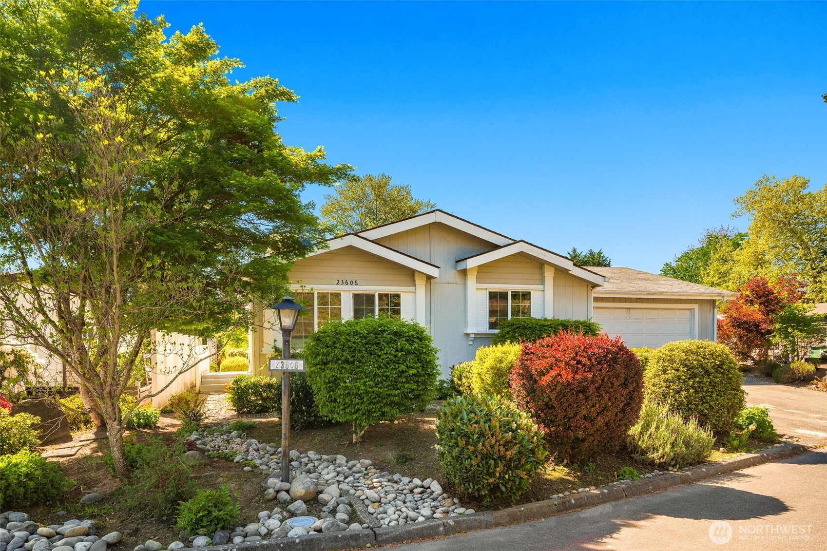 23606 Lake Dr W, Bothell, WA 98021