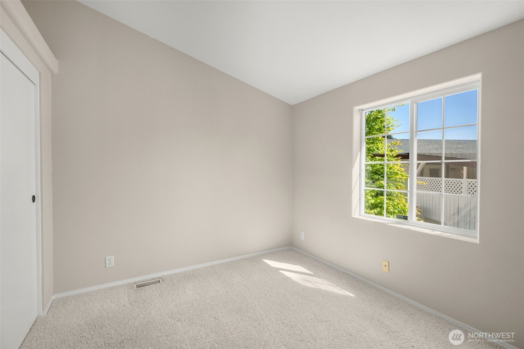 23606 Lake Dr W, Bothell, WA 98021
