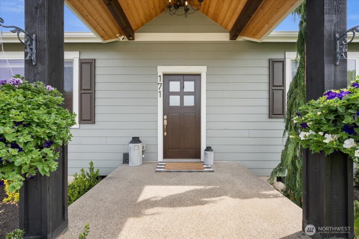 171 9th St NW , Carbonado, WA 98323
