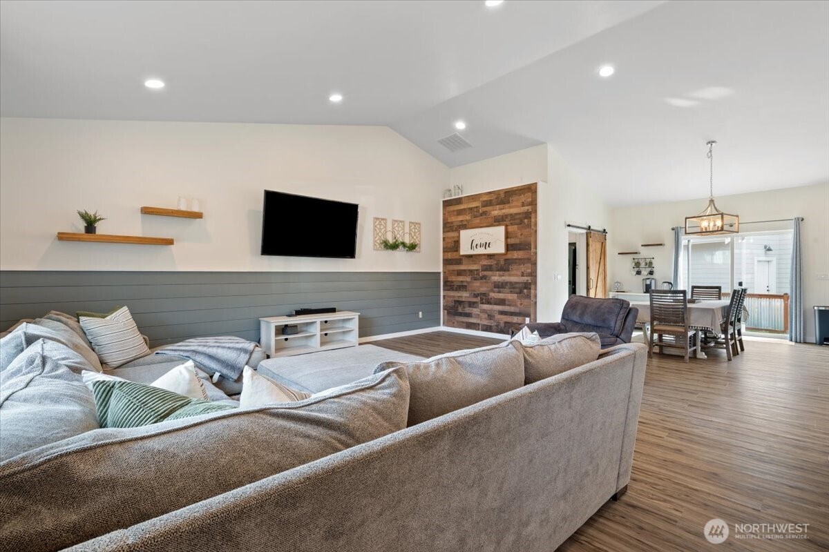 171 9th St NW , Carbonado, WA 98323