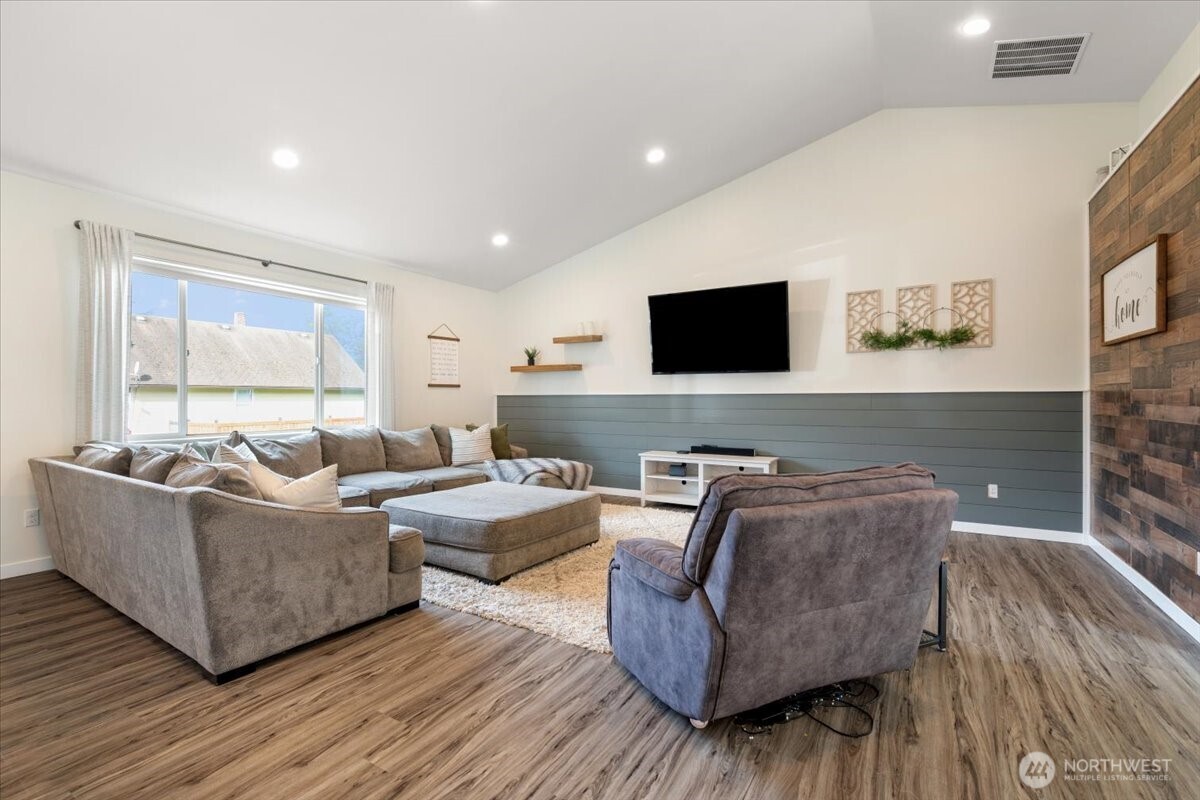 171 9th St NW , Carbonado, WA 98323