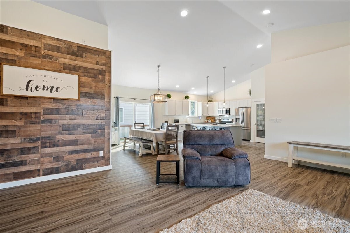 171 9th St NW , Carbonado, WA 98323