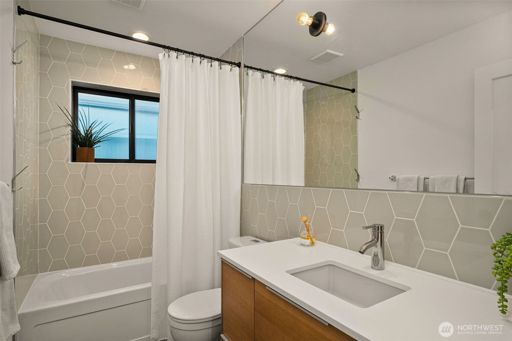 4321 S Holly Street , Seattle, WA 98118