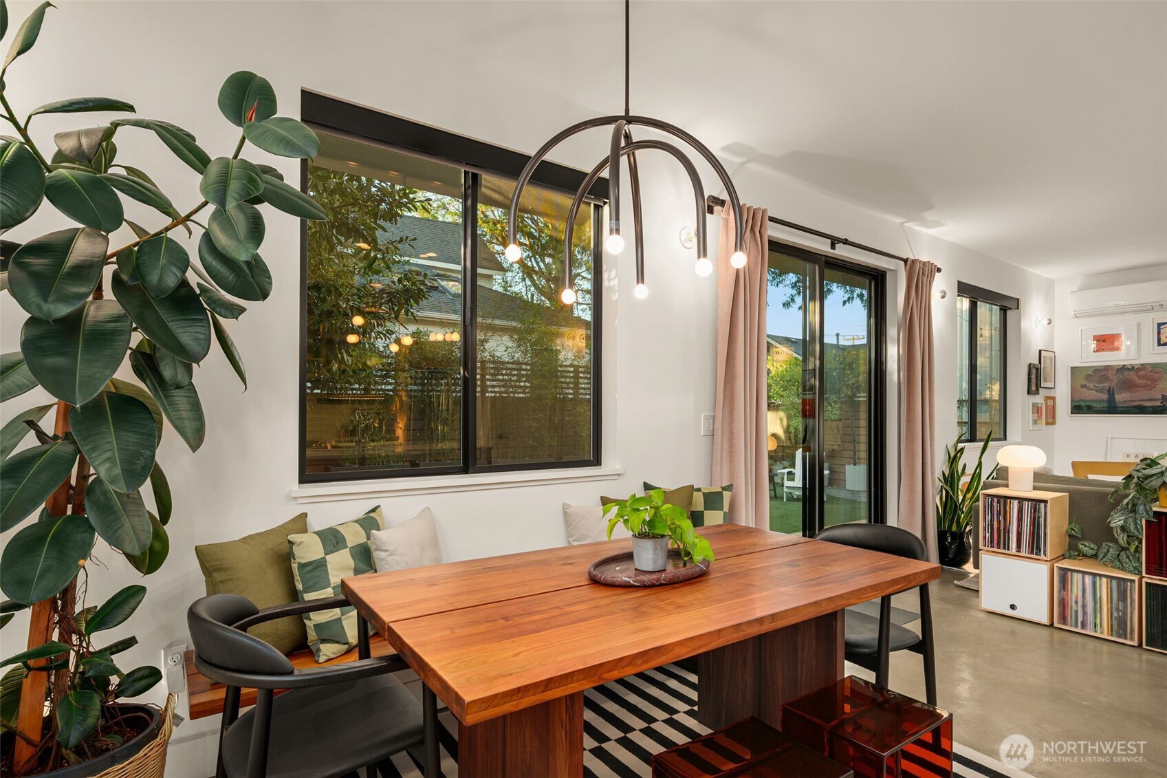 4321 S Holly Street , Seattle, WA 98118