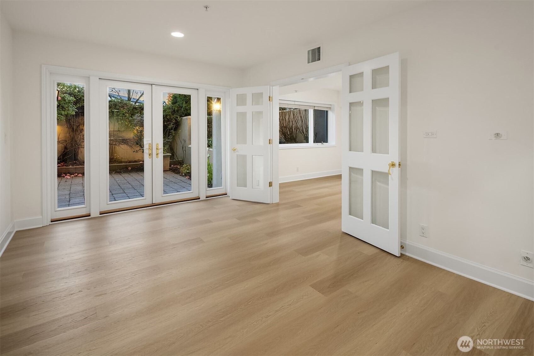 7 10th Avenue , Kirkland, WA 98033
