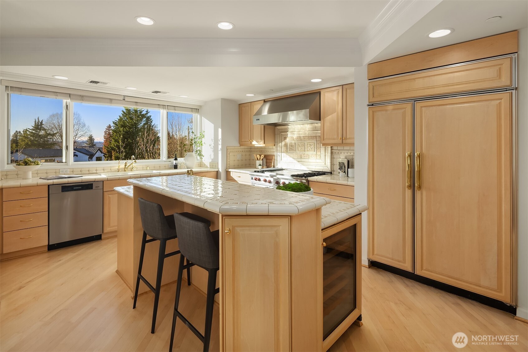 7 10th Avenue , Kirkland, WA 98033