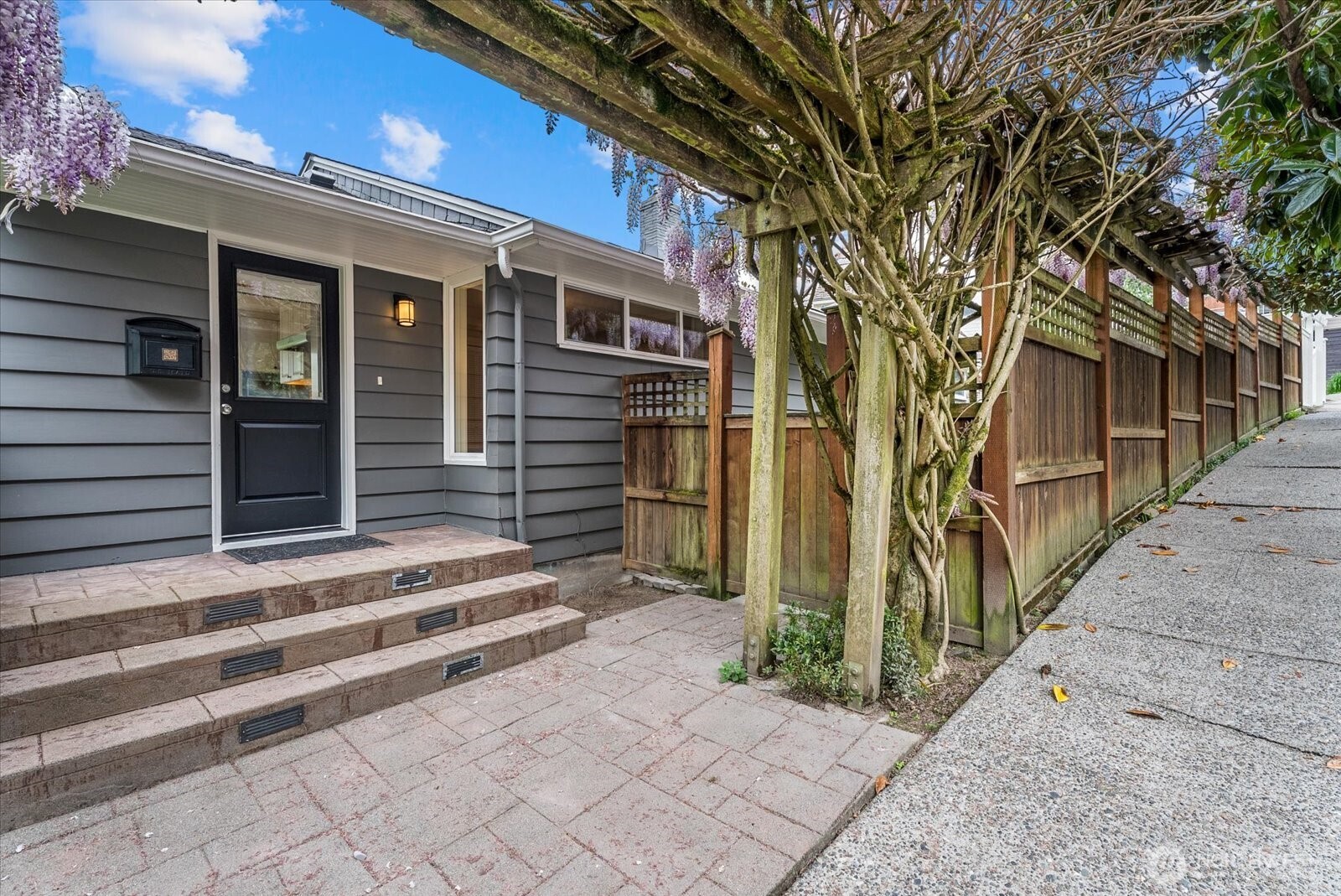 4565 E Laurel Drive NE, Seattle, WA 98105-3838