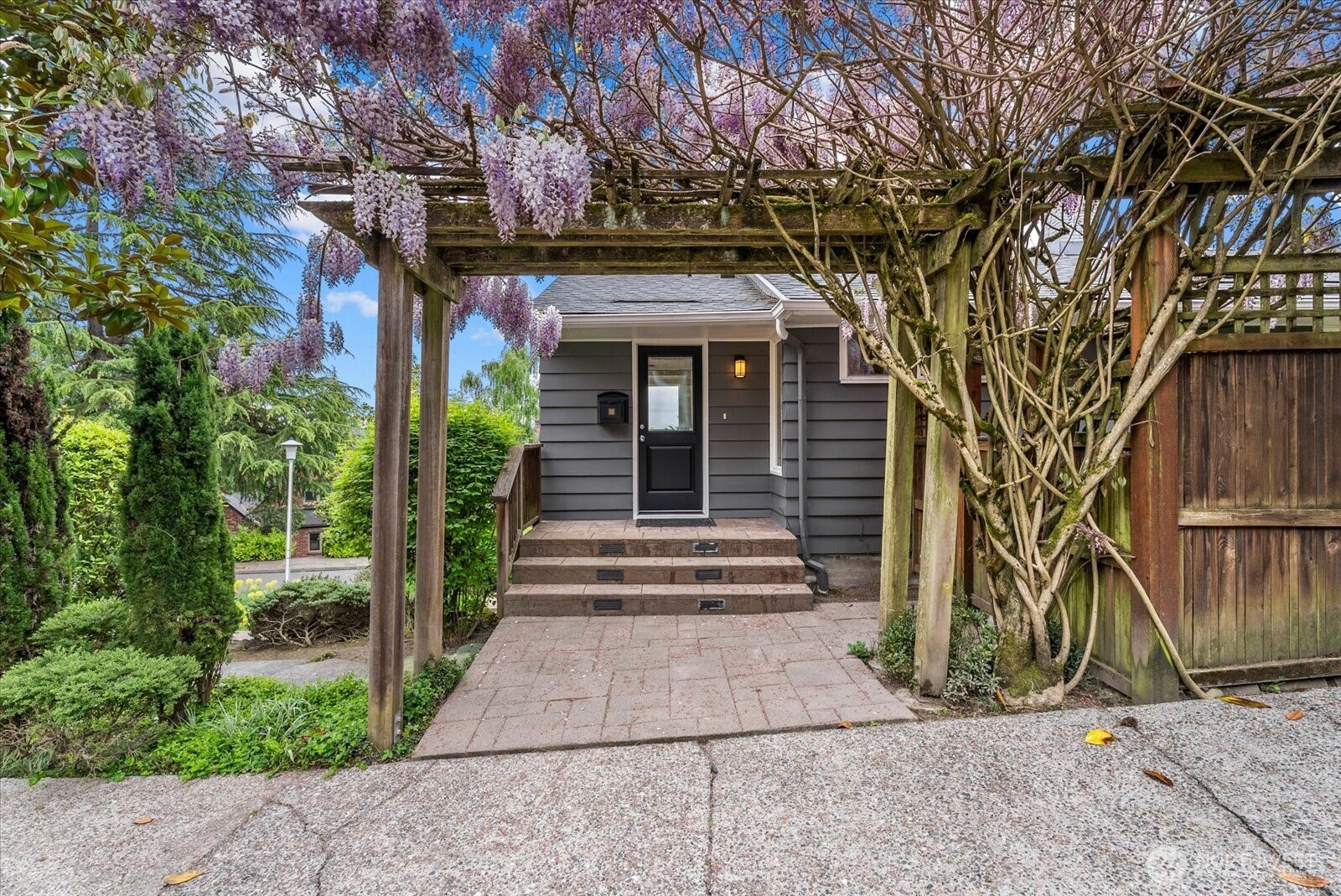 4565 E Laurel Drive NE, Seattle, WA 98105-3838
