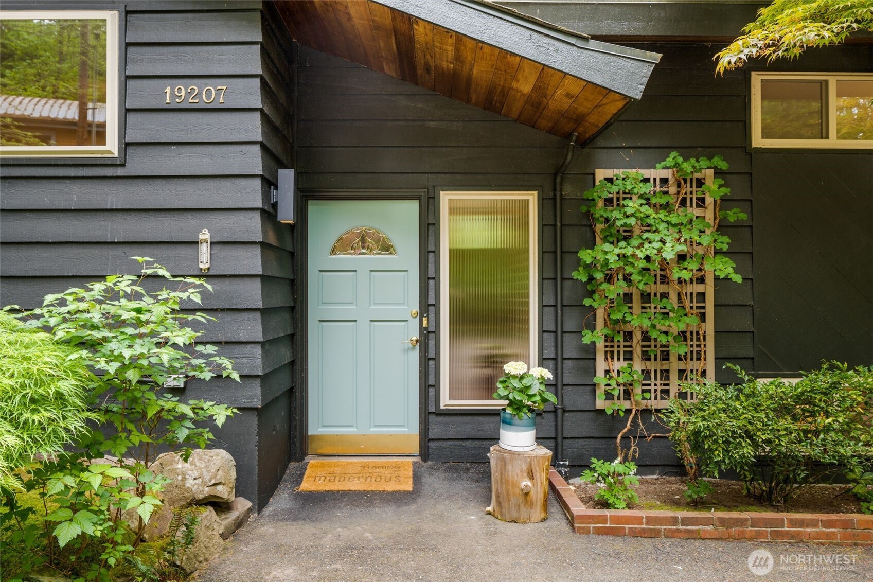 19207 40th Place NE, Lake Forest Park, WA 98155