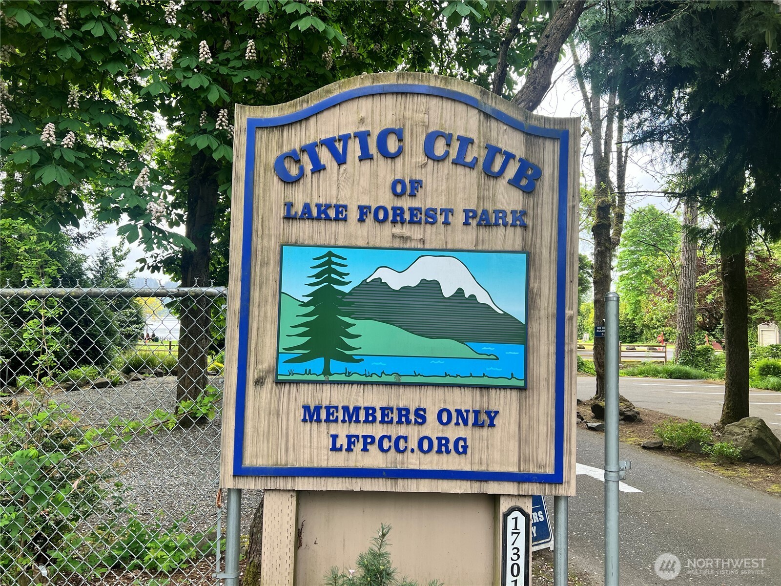 19207 40th Place NE, Lake Forest Park, WA 98155