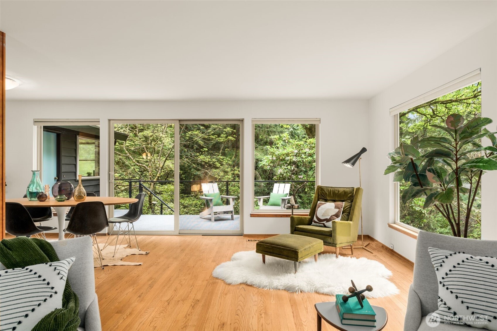 19207 40th Place NE, Lake Forest Park, WA 98155