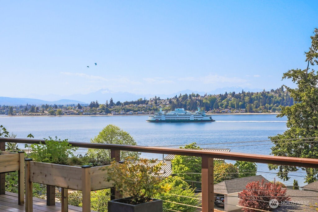 4652 E Hillcrest Drive , Port Orchard, WA 98366