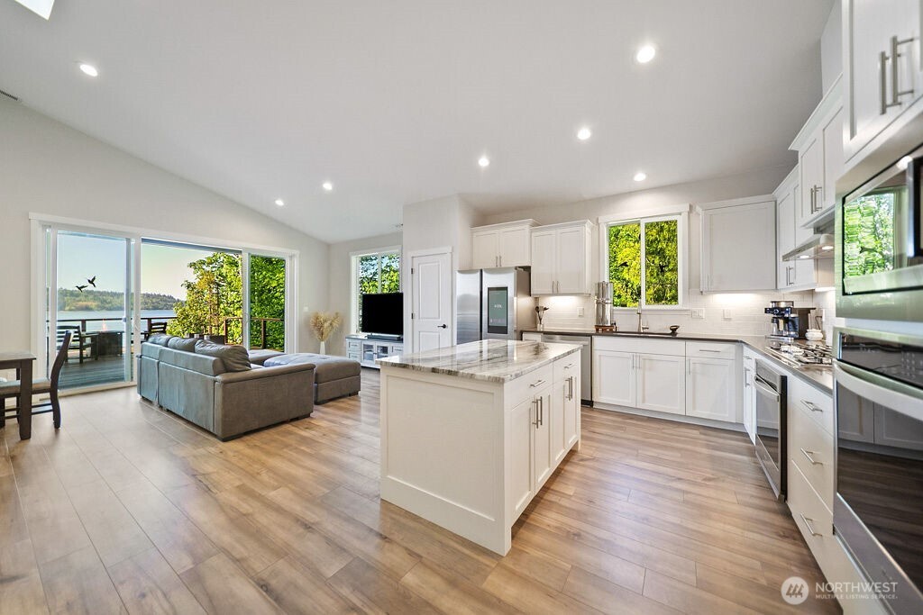 4652 E Hillcrest Drive , Port Orchard, WA 98366