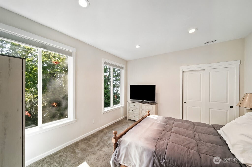 4652 E Hillcrest Drive , Port Orchard, WA 98366