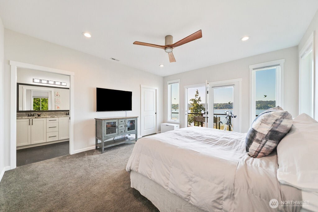 4652 E Hillcrest Drive , Port Orchard, WA 98366