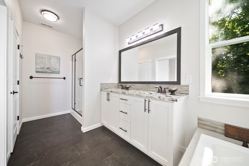 4652 E Hillcrest Drive , Port Orchard, WA 98366