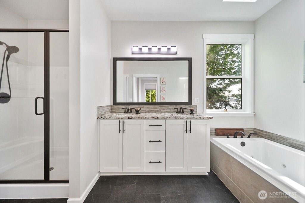 4652 E Hillcrest Drive , Port Orchard, WA 98366